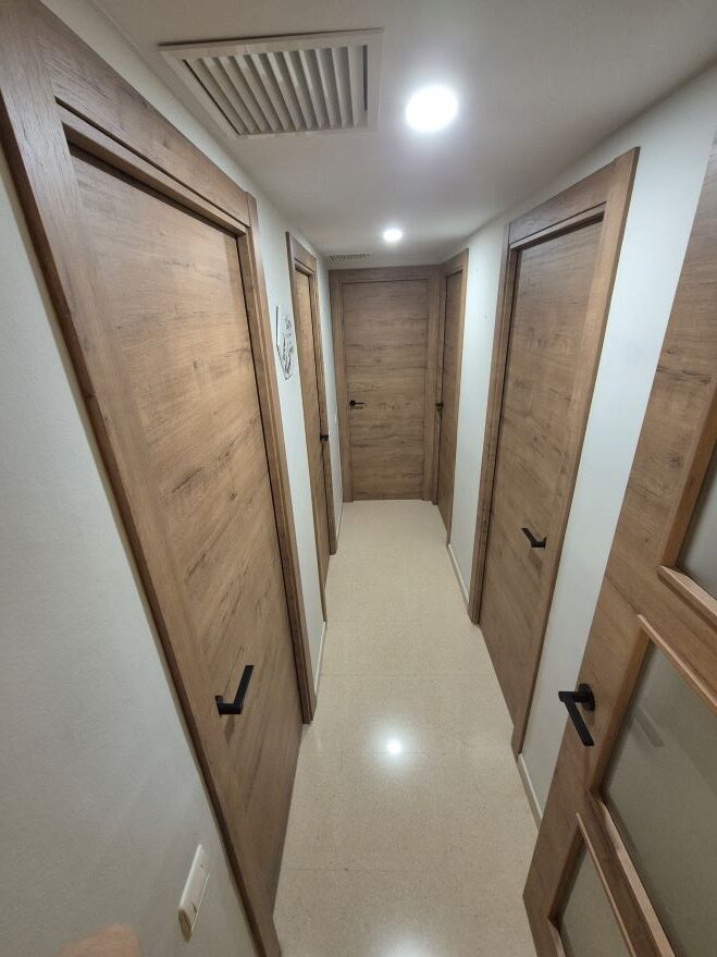 pasillo con puertas